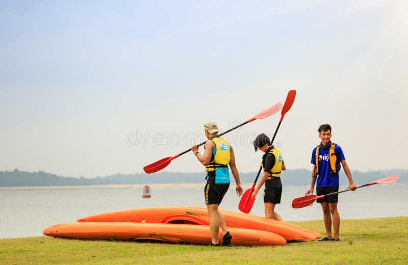 Singapour 29 JUIN 2019 : trois personnes allant à Kayaking sur la plage photo stock Singapour 29 JUIN 2019 : trois personnes allant à Kayaking sur la plage photo stock