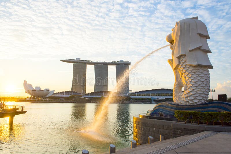 Singapour Merlion avec le sable de baie de marina à l'arrière-plan image libre de droits Singapour Merlion avec le sable de baie de marina à l'arrière-plan image libre de droits