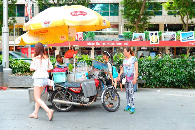 Singapour : Vendeur de Steet le long de route de verger photographie stock Singapour : Vendeur de Steet le long de route de verger photographie stock