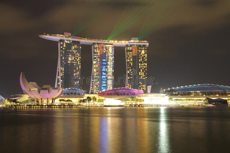 SINGAPUR - ABRIL 10,2016: Horizonte para la arena de la bahía en Singapur fotografía de archivo libre de regalías SINGAPUR - ABRIL 10,2016: Horizonte para la arena de la bahía en Singapur fotografía de archivo libre de regalías
