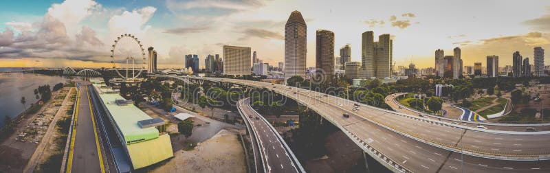 Singapur czerwiec 14 2021 : panorama wieczorny widok z lotu ptaka singapurskiego na każdą autostradę. zdjęcia royalty free