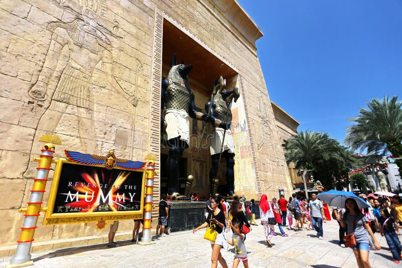 SINGAPUR, CZERWIEC - 21, 2014: Universal Studio Singapur są one. SINGAPUR, CZERWIEC - 21, 2014: Universal Studio Singapur są parkiem tematycznym lokalizować wśród kurortów Światowy Sentosa na Sentosa wyspie, Singapur