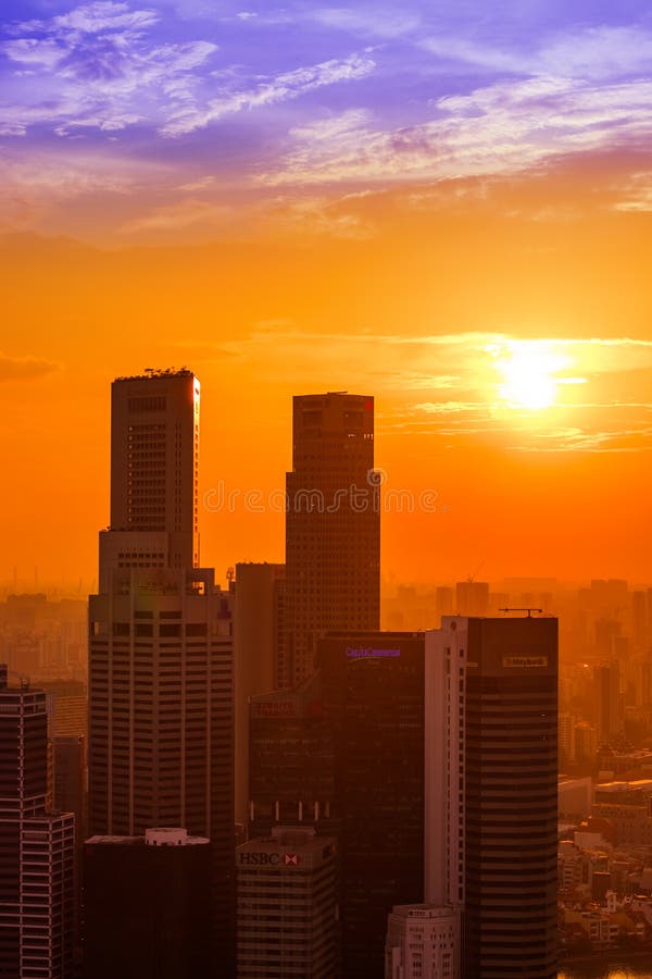 SINGAPUR - 14 DE ABRIL: Horizonte y Marina Bay de la ciudad de Singapur en A fotos de archivo libres de regalías SINGAPUR - 14 DE ABRIL: Horizonte y Marina Bay de la ciudad de Singapur en A fotos de archivo libres de regalías