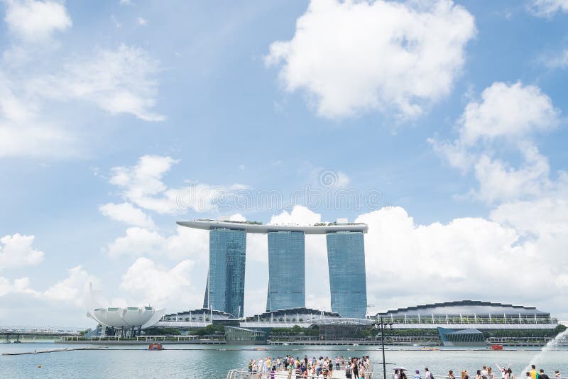 SINGAPUR 15 de julio de 2015: Marina Bay Sands Resort en Singapur imagen de archivo libre de regalías SINGAPUR 15 de julio de 2015: Marina Bay Sands Resort en Singapur imagen de archivo libre de regalías