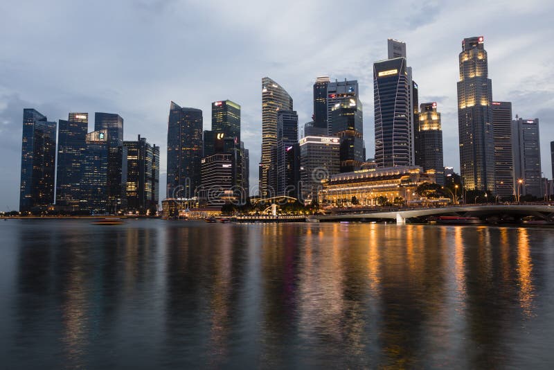 SINGAPUR, am 9. Dezember 2017: Skyline des Finanzbezirkes in Singapur stockfotografie SINGAPUR, am 9. Dezember 2017: Skyline des Finanzbezirkes in Singapur stockfotografie