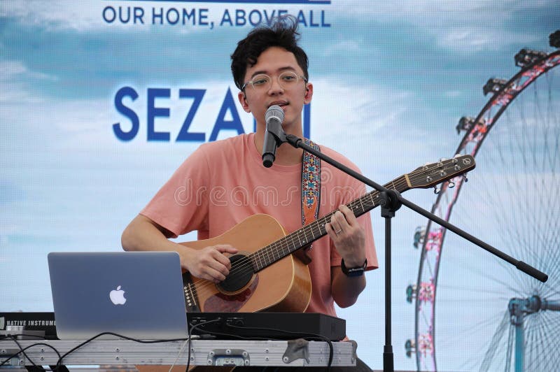 Singapur-Idol Sezairi Sezali, der am Stadium durchführt lizenzfreie stockfotos Singapur-Idol Sezairi Sezali, der am Stadium durchführt lizenzfreie stockfotos