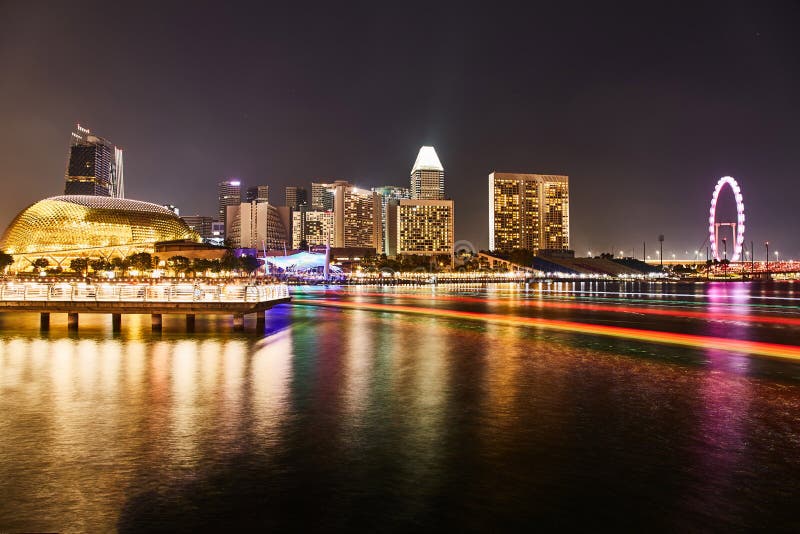 Singapur - 17. MÄRZ 2019: Singapur-Wolkenkratzer nachts stockfotografie Singapur - 17. MÄRZ 2019: Singapur-Wolkenkratzer nachts stockfotografie