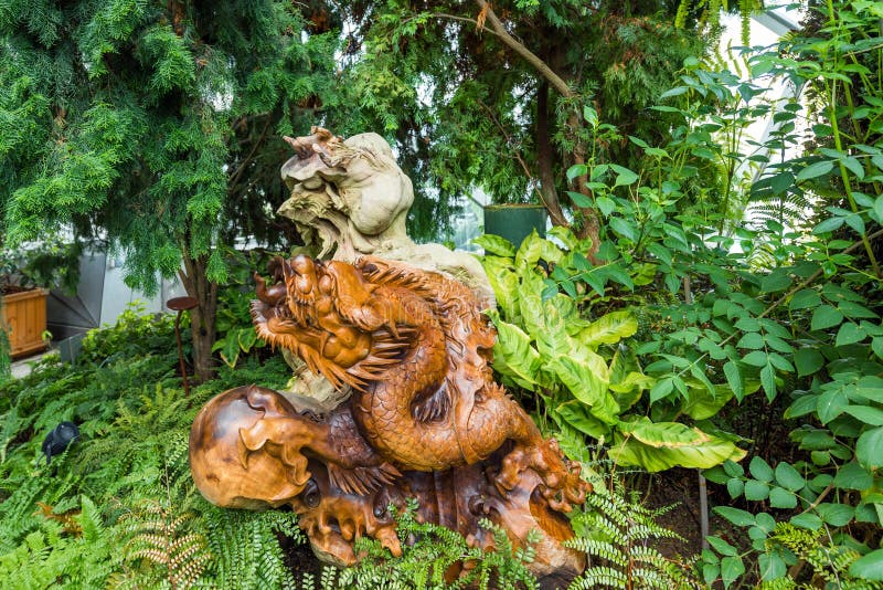SINGAPUR - 11. NOVEMBER 2018: Holzdrachenstatue im botanischen Garten lizenzfreies stockbild SINGAPUR - 11. NOVEMBER 2018: Holzdrachenstatue im botanischen Garten lizenzfreies stockbild
