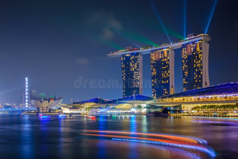 SINGAPUR - 13. November: Marina Bay Sands Resort nachts am 13. November 2015 in Singapur stockfoto SINGAPUR - 13. November: Marina Bay Sands Resort nachts am 13. November 2015 in Singapur stockfoto