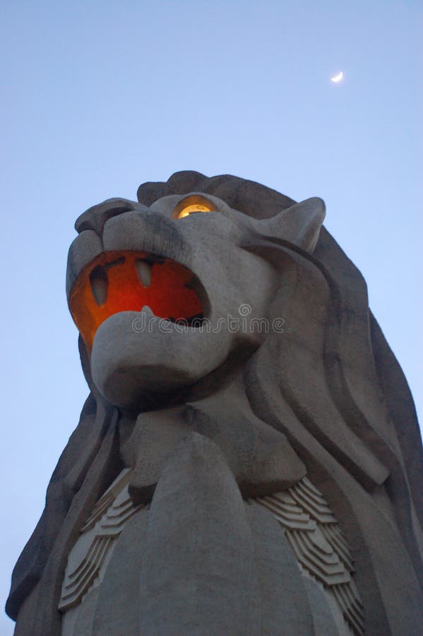 Singapur - 22. November: Merlions-Statue auf Sentosa-Insel in Singapur Nachtansicht in Erholungsort merlion 22. November 2009 lizenzfreie stockbilder Singapur - 22. November: Merlions-Statue auf Sentosa-Insel in Singapur Nachtansicht in Erholungsort merlion 22. November 2009 lizenzfreie stockbilder