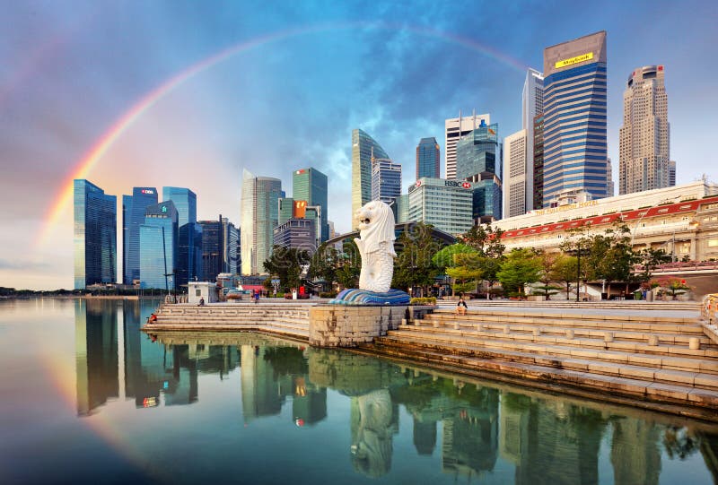 SINGAPUR - 11. OKTOBER: Singapore - Merlion Brunnen mit Regenbogen vor dem Hotel Marina Bay Sands bei Sonnenaufgang
