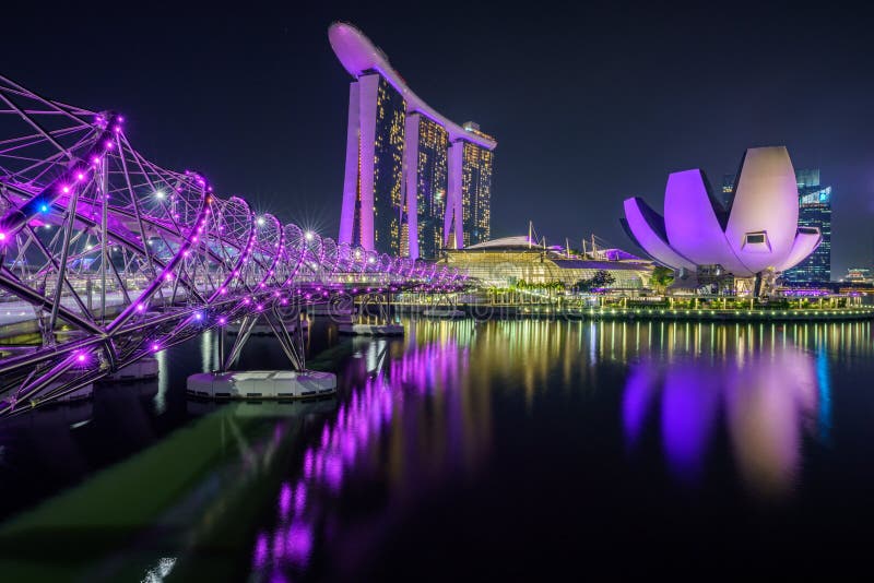 Singapur, Październik - 15, 2018: odbicia helix most i marina podpalani piaski przy nocą zdjęcie stock Singapur, Październik - 15, 2018: odbicia helix most i marina podpalani piaski przy nocą zdjęcie stock