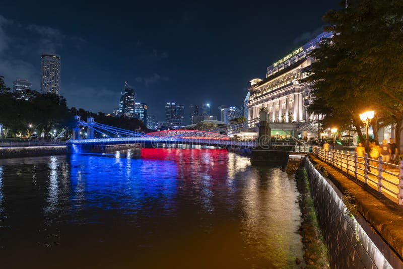 Singapur por la noche puente Elgin sobre el río Singapur. imágenes de archivo libres de regalías