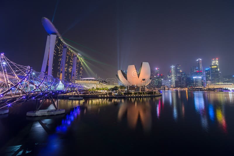 SINGAPUR, SINGAPUR - OKOŁO WRZESIEŃ 2015: Singapur miasto zaświeca przy nocą, ArtScience muzeum, Marina Podpalani piaski i Helix obrazy stock SINGAPUR, SINGAPUR - OKOŁO WRZESIEŃ 2015: Singapur miasto zaświeca przy nocą, ArtScience muzeum, Marina Podpalani piaski i Helix obrazy stock