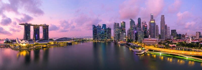Singapur, Singapur †'Lipiec 2016: Widok z lotu ptaka Singapur miasta linia horyzontu w wschodzie słońca lub zmierzch przy Marin zdjęcia stock Singapur, Singapur †'Lipiec 2016: Widok z lotu ptaka Singapur miasta linia horyzontu w wschodzie słońca lub zmierzch przy Marin zdjęcia stock