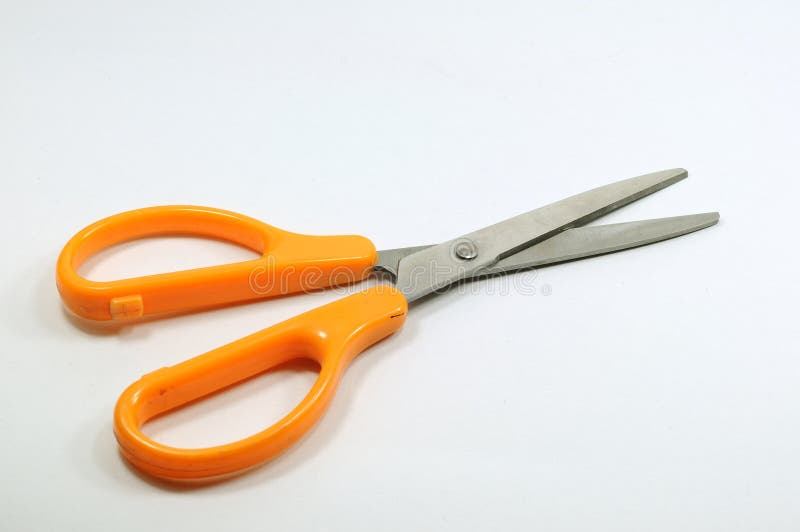 Singeln scissor med det orange handtaget stationärt arkivbilder Singeln scissor med det orange handtaget stationärt arkivbilder