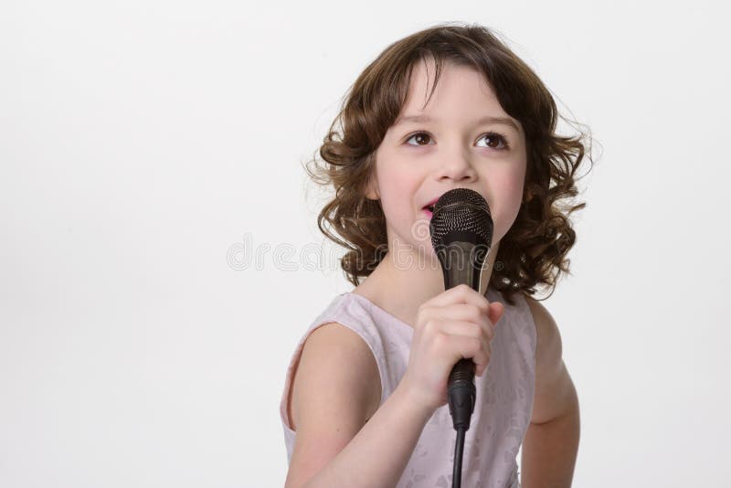 Взрослый и ребенок поют в микрофон. Взрослый и ребенок поют в микрофон без фона. Микрофон чтение вслух нежно. Фото мама поет через микрофон.