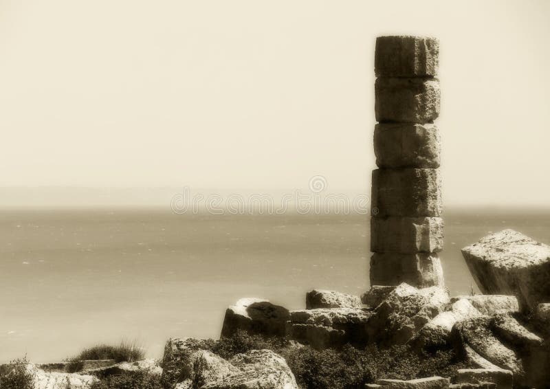 Z unikátny starobylý dórsky grék stĺpec, stojace pred stredomoria more,, sicília, starodávny sépia odtieň, znížiť.