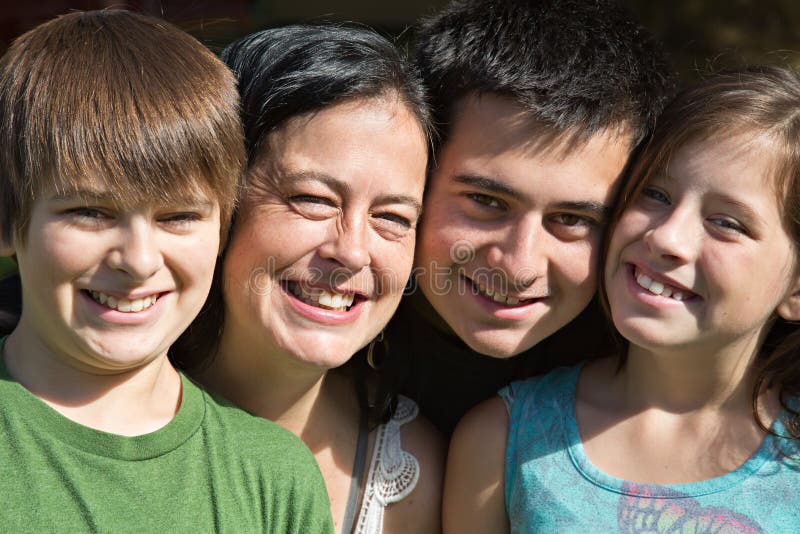 Famiglia ritratto l'unico madre un suo tre adolescenti.