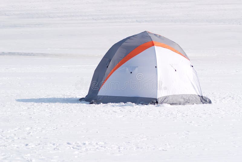 Singola tenda di colore nel deserto della neve