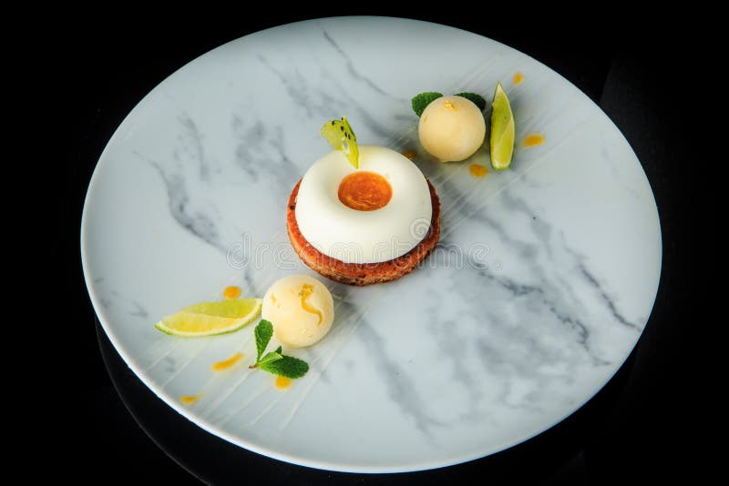 Singolo biscotto di biscotto al burro di vista superiore con la crema bianca della mousse fotografie stock libere da diritti Singolo biscotto di biscotto al burro di vista superiore con la crema bianca della mousse fotografie stock libere da diritti