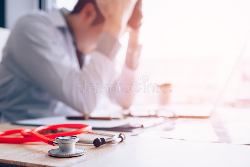 Sinnesrörelse med doktorn för ung man som är evakuerad och rymmer händer royaltyfria foton Sinnesrörelse med doktorn för ung man som är evakuerad och rymmer händer royaltyfria foton