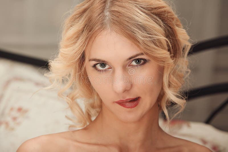 Sinnliche Blondineaufstellung Nackt Oder Nackt Im Bett Stockfoto - Bild