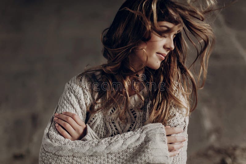 Sinnliche Brunettefrau im stilvollen Hippie kleidet Aufstellung die im Freien stockfoto Sinnliche Brunettefrau im stilvollen Hippie kleidet Aufstellung die im Freien stockfoto