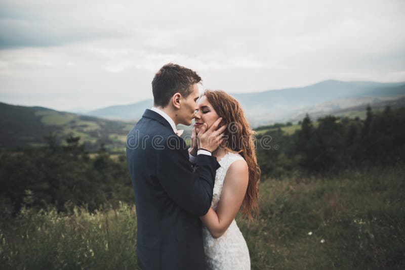 Sinnliches Porträt eines jungen Hochzeitspaares outdoor lizenzfreies stockfoto Sinnliches Porträt eines jungen Hochzeitspaares outdoor lizenzfreies stockfoto