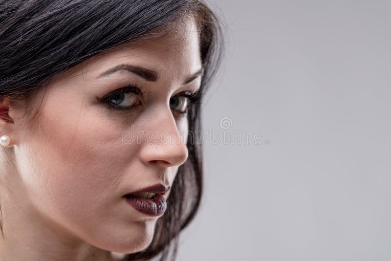 Sinnlig ung kvinna med ett sensuellt uttryck royaltyfria foton Sinnlig ung kvinna med ett sensuellt uttryck royaltyfria foton