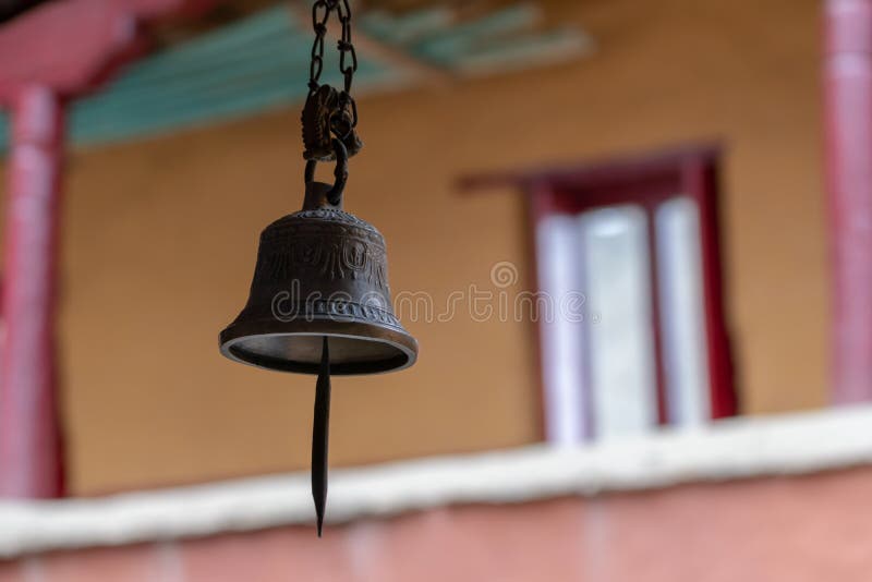 Sino de suspensão velho do monastério de Lamayuru imagem de stock Sino de suspensão velho do monastério de Lamayuru imagem de stock