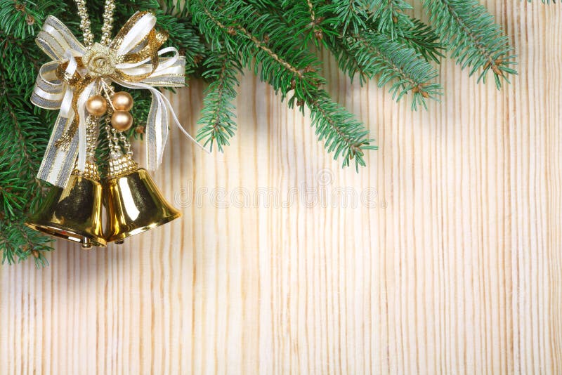 Sino de Natal numa mesa de madeira foto de stock