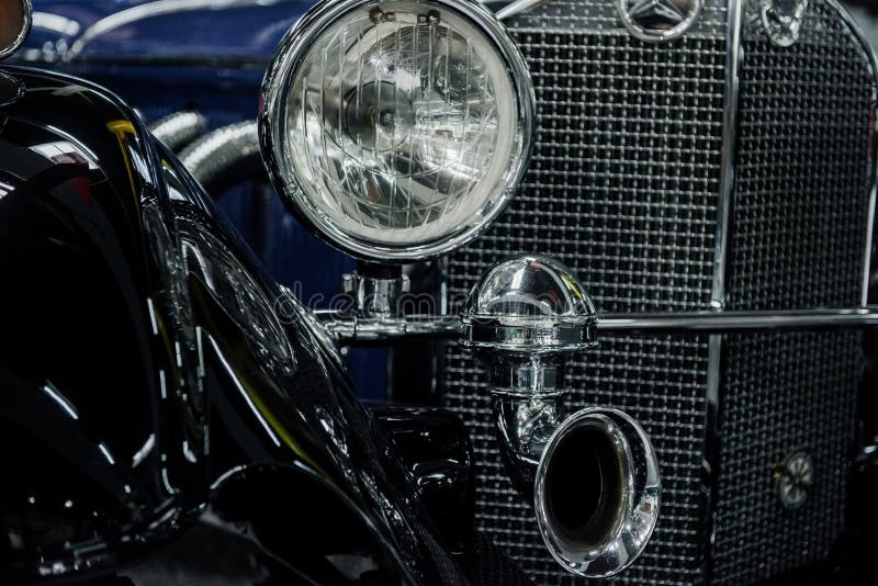 SINSHEIM, DEUTSCHLAND - 16. OKTOBER 2018: Technisches Museum Raster, Scheinwerfer und Röhren auf der Vorderseite im Retro-Stil stockbild