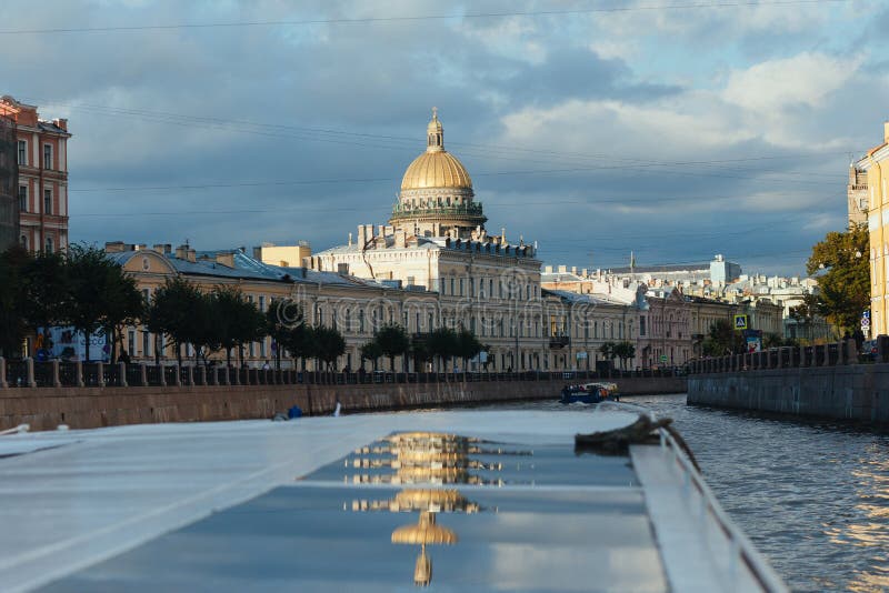 Sint-Petersburg, Rusland - 20 september 2015 - Cathedral en rivier de Moyka van Sint-Isaac stock foto's Sint-Petersburg, Rusland - 20 september 2015 - Cathedral en rivier de Moyka van Sint-Isaac stock foto's