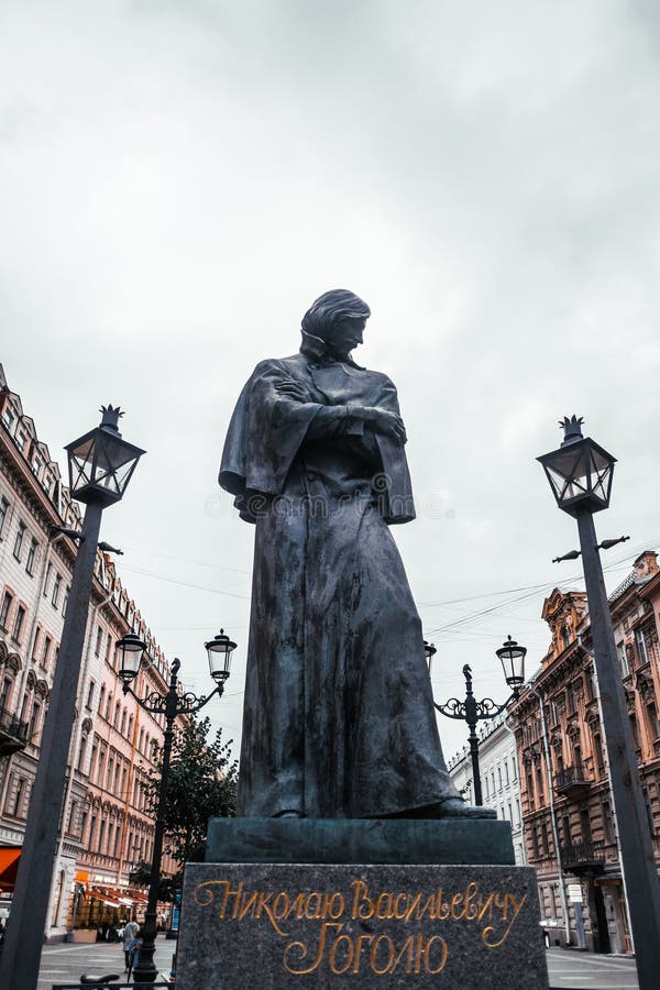 Sintpetersburg russia 31 augusti 2020 : monument över rysk författare nikolai vasilyevich gol.