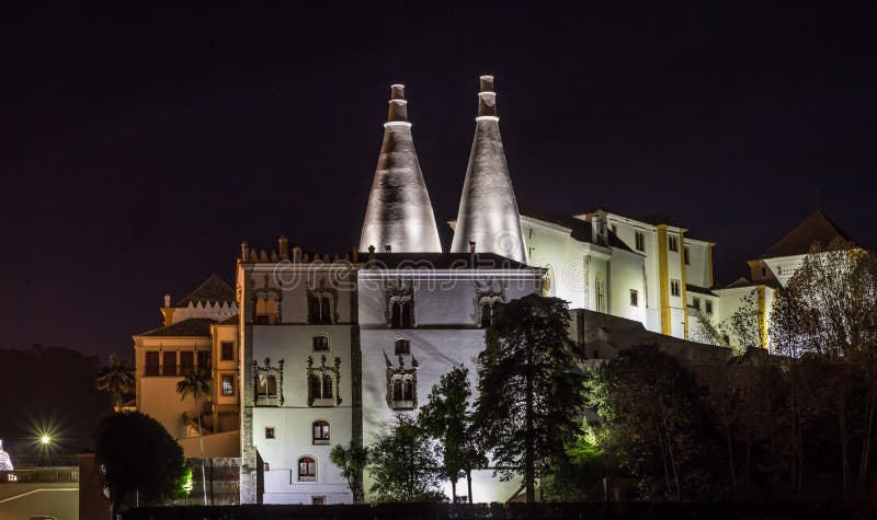 Il famoso Palazzo Nazionale di Sintra e la sua costruzione iniziò nel XV secolo e si trova a Sintra, in Portogallo.