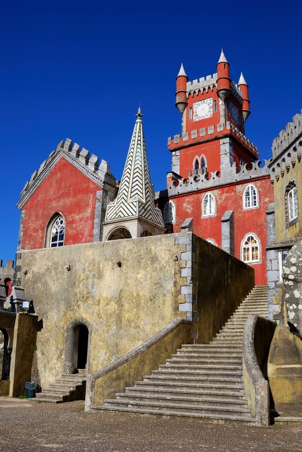 La Pena National Palace è il più antico palazzo ispirato dal Romanticismo Europeo.