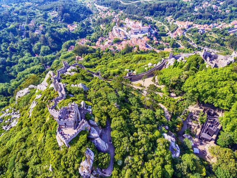 Sintra, Portogallo: la vista superiore aerea del castello del attracca, DOS Mouros di Castelo, situato accanto a Lisbona immagini stock libere da diritti Sintra, Portogallo: la vista superiore aerea del castello del attracca, DOS Mouros di Castelo, situato accanto a Lisbona immagini stock libere da diritti