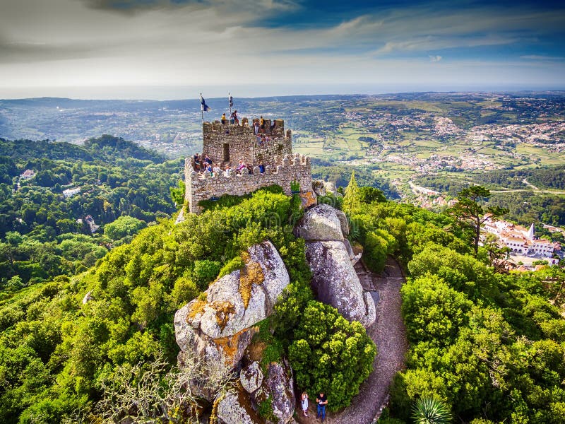 Sintra, Portogallo: la vista superiore aerea del castello del attracca, DOS Mouros di Castelo, situato accanto a Lisbona immagine stock libera da diritti Sintra, Portogallo: la vista superiore aerea del castello del attracca, DOS Mouros di Castelo, situato accanto a Lisbona immagine stock libera da diritti