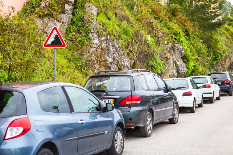 Sintra, Portugal 2016 06 16 - Autos, die nahe dem Verkehrsschild stehen stockfotos Sintra, Portugal 2016 06 16 - Autos, die nahe dem Verkehrsschild stehen stockfotos