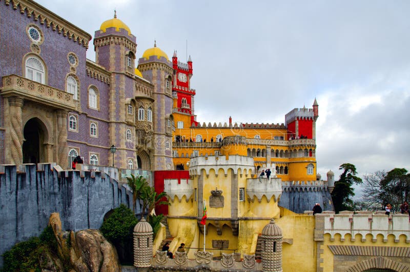 Sintra, Portugal - 15 de dezembro de 2018: Arquitetura bonita do palácio nacional de Pena fotografia de stock royalty free Sintra, Portugal - 15 de dezembro de 2018: Arquitetura bonita do palácio nacional de Pena fotografia de stock royalty free