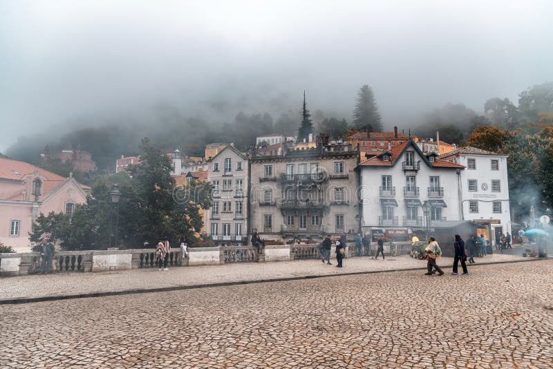 SINTRA PORTUGALIA, LISTOPAD, - 2, 2018: Turyści cieszą się miasto ulicy obraz royalty free SINTRA PORTUGALIA, LISTOPAD, - 2, 2018: Turyści cieszą się miasto ulicy obraz royalty free