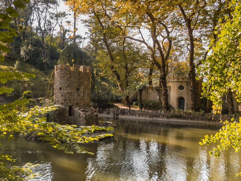 Sintra Zadziwiający i mistyczny parkowy Quinta da Regaleira zdjęcie stock Sintra Zadziwiający i mistyczny parkowy Quinta da Regaleira zdjęcie stock