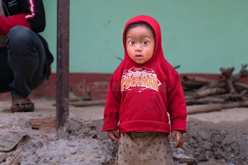 Sipaghat/Nepal-28 07 2019: El pequeño niño pequeño del pueblo imagen de archivo Sipaghat/Nepal-28 07 2019: El pequeño niño pequeño del pueblo imagen de archivo