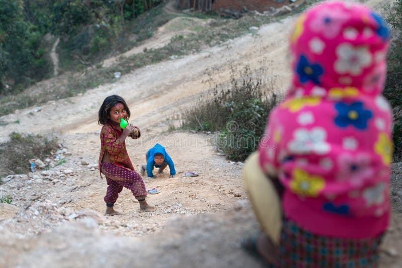 Sipaghat/Nepal-28 07 2019: Pequeños niños que resbalan abajo de la colina fotografía de archivo libre de regalías Sipaghat/Nepal-28 07 2019: Pequeños niños que resbalan abajo de la colina fotografía de archivo libre de regalías