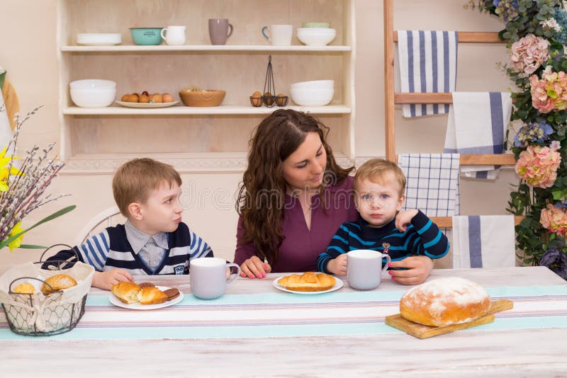 Mãe e filho na cozinha foto de stock. Imagem de vegetariano - 65173156