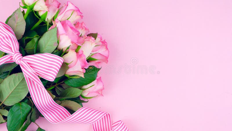 Sira de mãe ao fundo do dia do ` s de rosas cor-de-rosa com espaço da cópia na tabela de madeira cor-de-rosa