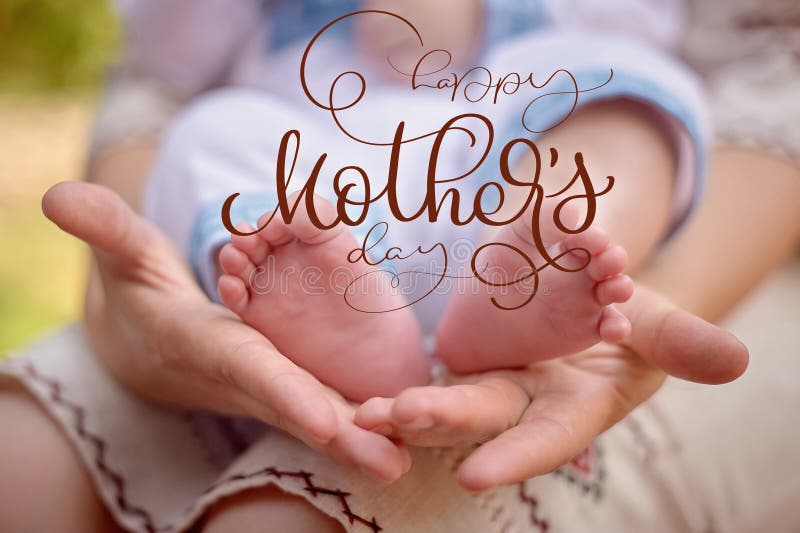 Sira de mãe à posse os pés de seus filho recém-nascido e texto feliz do dia de mães Tração da mão da rotulação da caligrafia