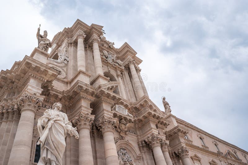 Siracusa, Ιταλία - αρχαία καθολική εκκλησία στις Συρακούσες, Σικελία Σπάνιο παράδειγμα ενός ελληνικού δωρικού ναού που επαναχρησι στοκ φωτογραφίες Siracusa, Ιταλία - αρχαία καθολική εκκλησία στις Συρακούσες, Σικελία Σπάνιο παράδειγμα ενός ελληνικού δωρικού ναού που επαναχρησι στοκ φωτογραφίες