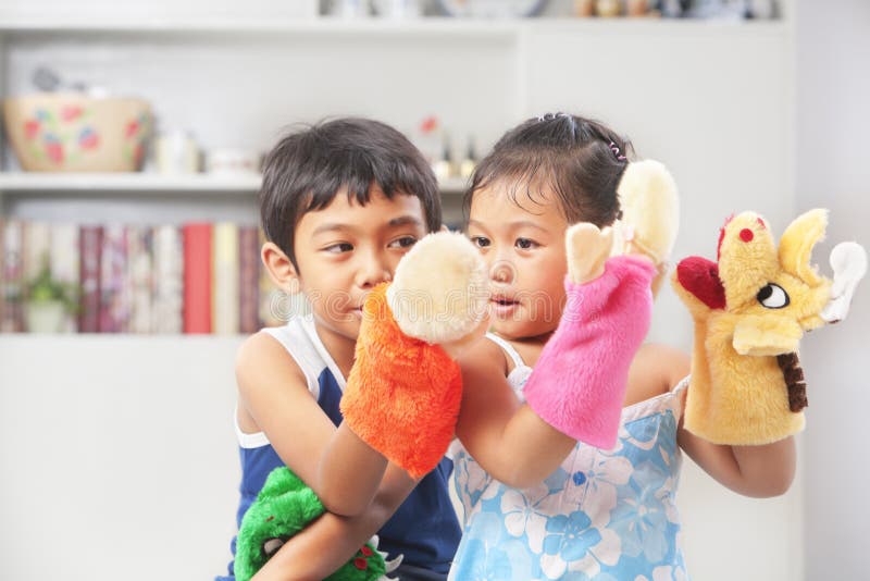 Sirenă asiatică jucând marionete de mână stock photography